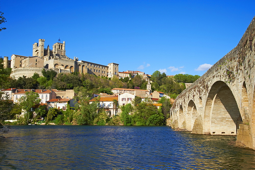 Cathedral Saint-Nazaire and Pont Vieux (Old Bridge) over the River Orb, Beziers, Herault, Languedoc, France, Europe