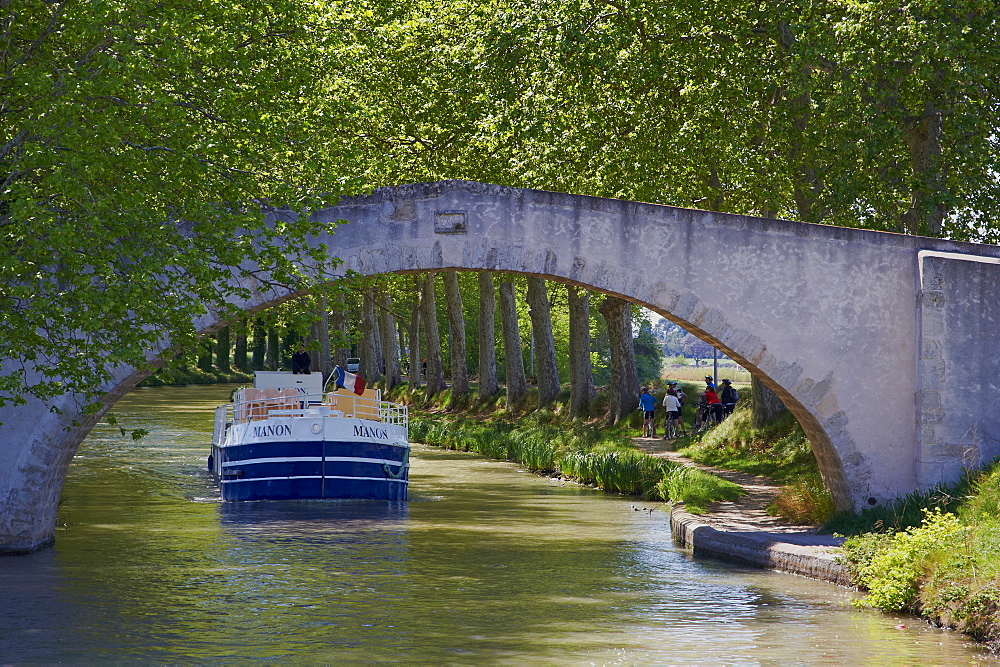 Navigation on the Canal du Midi, UNESCO World Heritage Site, between Carcassonne and Beziers, Aude, Languedoc Roussillon, France, Europe