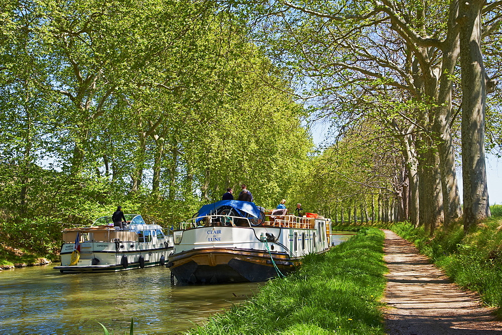 Navigation on the Canal du Midi, UNESCO World Heritage Site, between Carcassonne and Beziers, Aude, Languedoc Roussillon, France, Europe