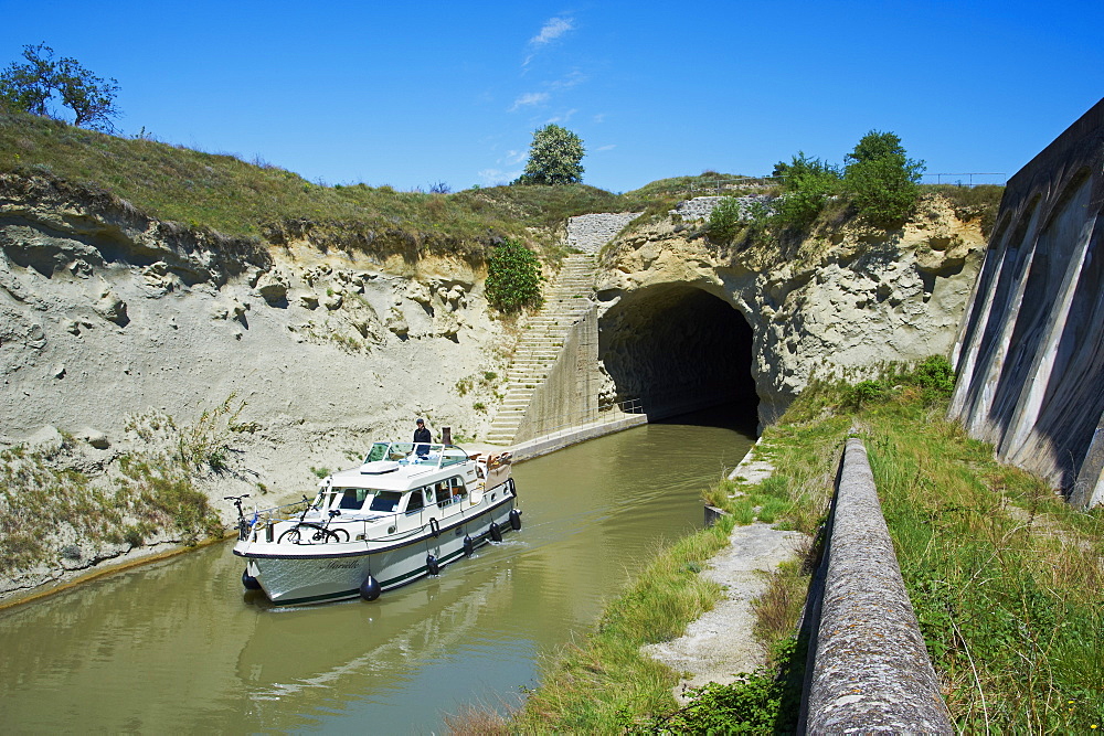 Malpas Tunnel, Navigation and cruise on the Canal du Midi, UNESCO World Heritage Site, Herault, Languedoc Roussillon, France, Europe