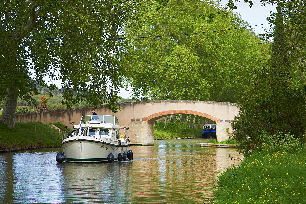 Bridge over the Canal du Midi, UNESCO World Heritage Site, Aude, Languedoc Roussillon, France, Europe