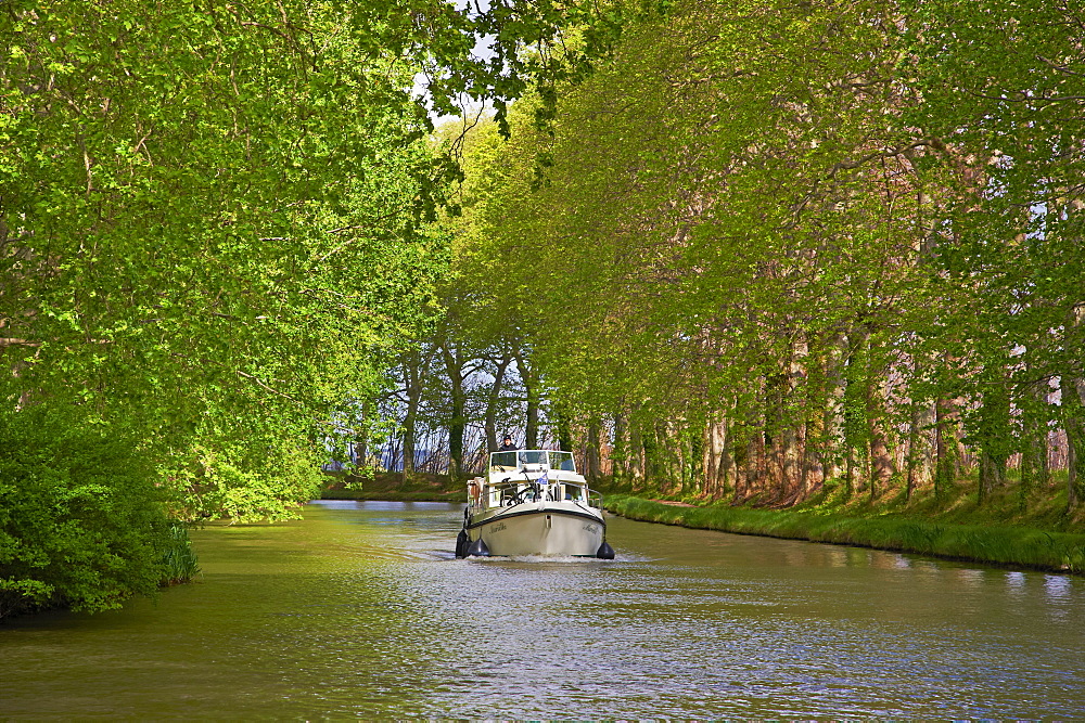 Navigation on the Canal du Midi, UNESCO World Heritage Site, between Carcassonne and Beziers, Aude, Languedoc Roussillon, France, Europe