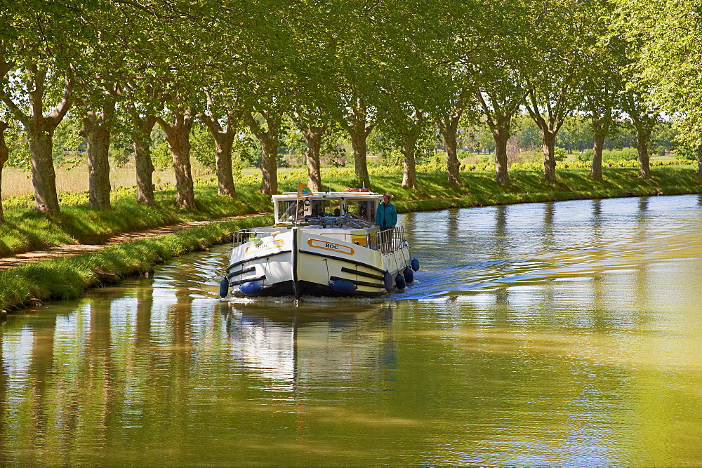 Navigation on the Canal du Midi, UNESCO World Heritage Site, between Carcassonne and Beziers, Aude, Languedoc Roussillon, France, Europe