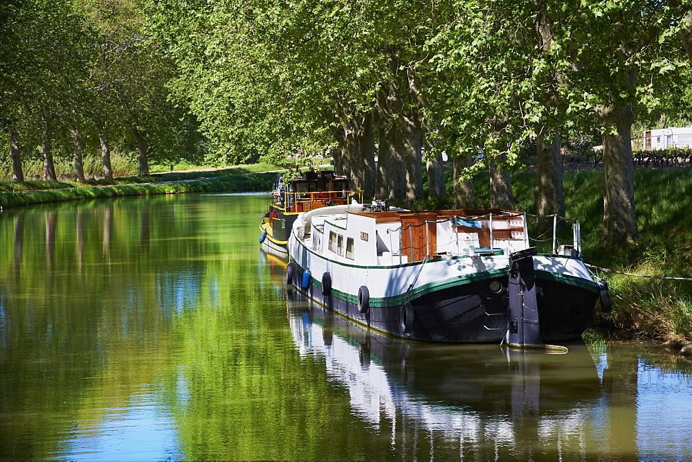 Navigation on the Canal du Midi, UNESCO World Heritage Site, between Carcassonne and Beziers, Aude, Languedoc Roussillon, France, Europe