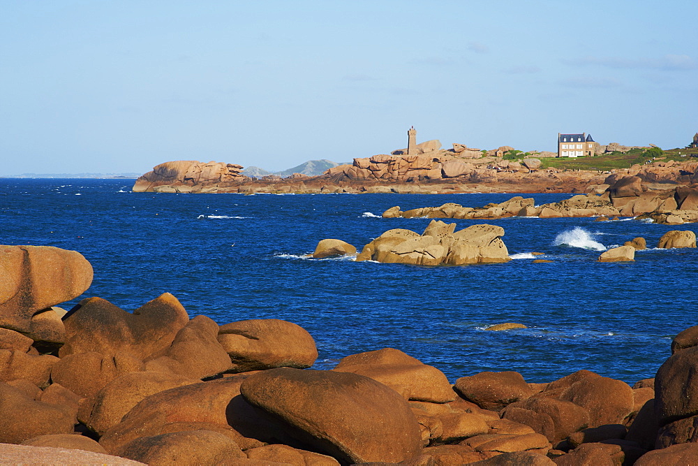 Pointe de Squewel and Mean Ruz Lighthouse, Men Ruz, littoral house, Ploumanach, Cote de Granit Rose, Cotes d'Armor, Brittany, France, Europe