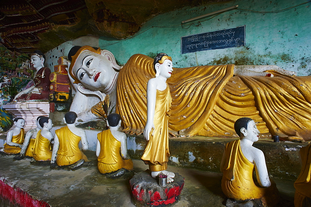 Statues of the Buddha at the Kawgun Buddhist Cave, near Hpa-An, Karen (Kayin) State, Myanmar (Burma), Asia