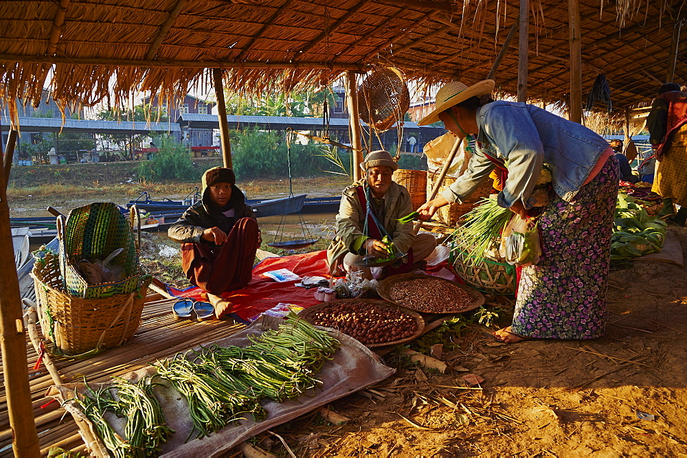 Floating market, Ywama village, Inle Lake, Shan State, Myanmar (Burma), Asia