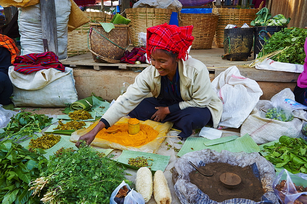 Market day, Paya Phaung Daw Oo, Inle Lake, Shan State, Myanmar (Burma), Asia