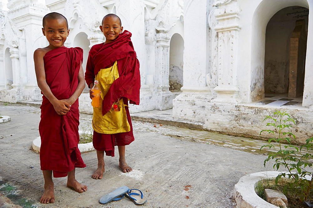 Young novice monks, Paya Sandamuni Monastery, Mandalay, Myanmar (Burma), Asia