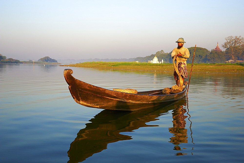 Fisherman on Taung Thama lake, Amarapura, Mandalay, Myanmar (Burma), Asia