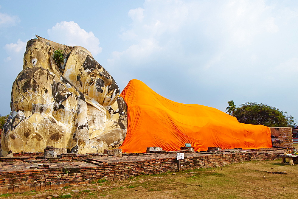 Sleeping Buddha, Wat Lokaya Sutha, Ayutthaya Historical Park, UNESCO World Heritage Site, Ayutthaya, Thailand, Southeast Asia, Asia