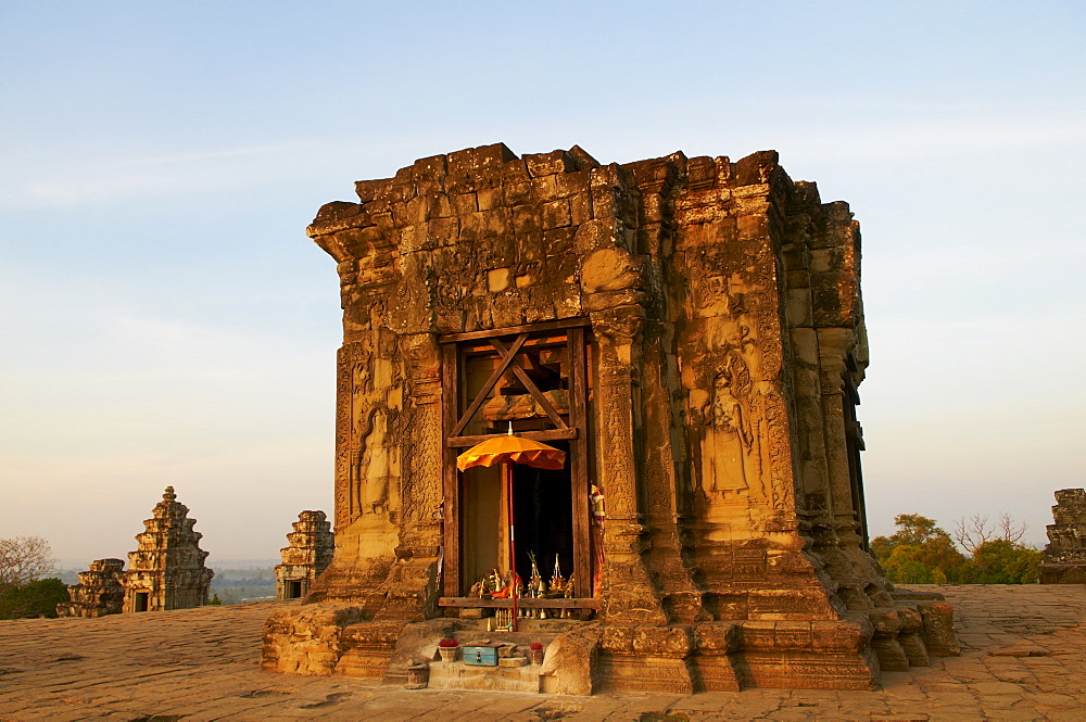 Phnom Bakheng temple at sunset, Angkor, UNESCO World Heritage Site, Siem Reap, Cambodia, Indochina, Southeast Asia, Asia