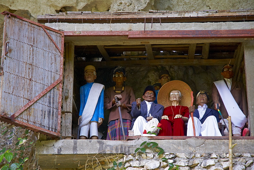 Effigies of the dead in cliffs, Toraja cemetery, Lemo, Tana Toraja, Toraja, Sulawesi, Celebes, Indonesia, Southeast Asia, Asia