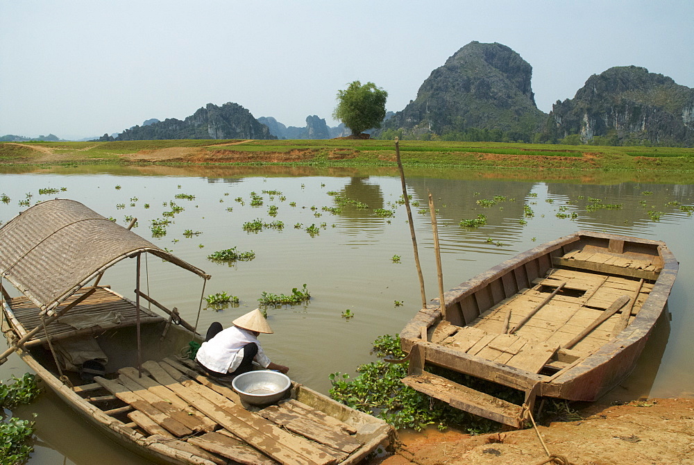 Vietnamese woman on boat, Tam Coc, Kenh Ga, Ninh Binh area, Vietnam, Indochina, Southeast Asia, Asia