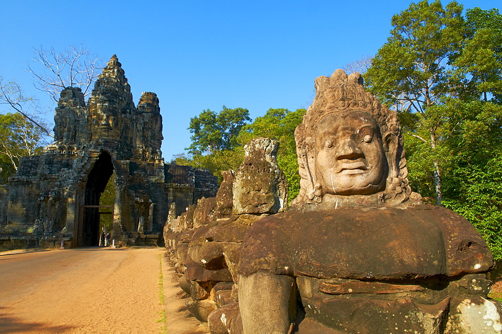 Statues of giants holding the sacred naga, South Entry Gate, Angkor Thom, Angkor, UNESCO World Heritage Site, Siem Reap, Cambodia, Indochina, Southeast Asia, Asia