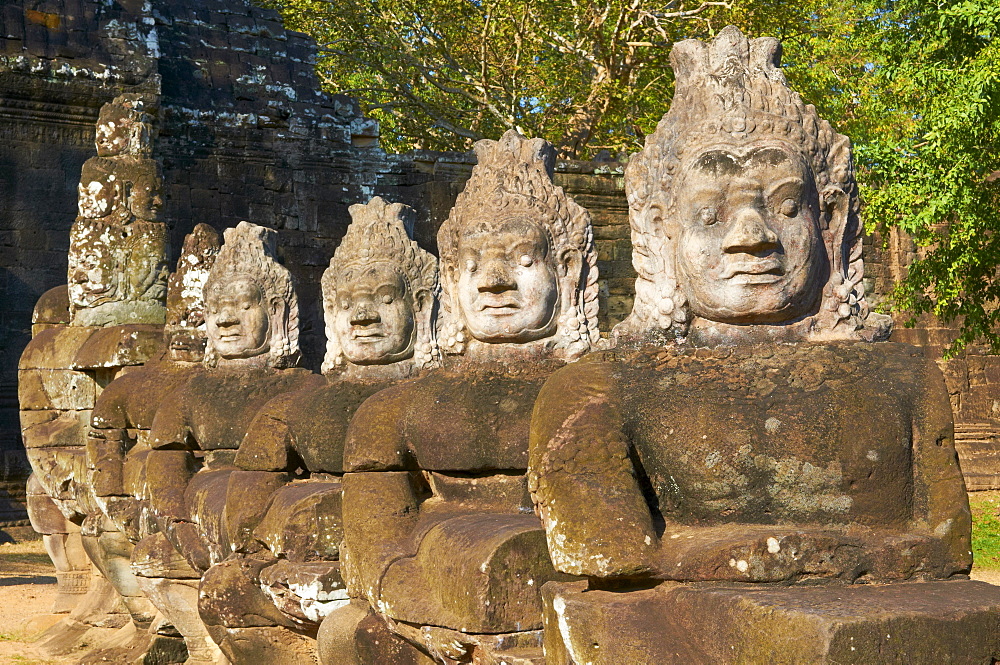 Statues of giants holding the sacred naga, South Entry Gate, Angkor Thom, Angkor, UNESCO World Heritage Site, Siem Reap, Cambodia, Indochina, Southeast Asia, Asia