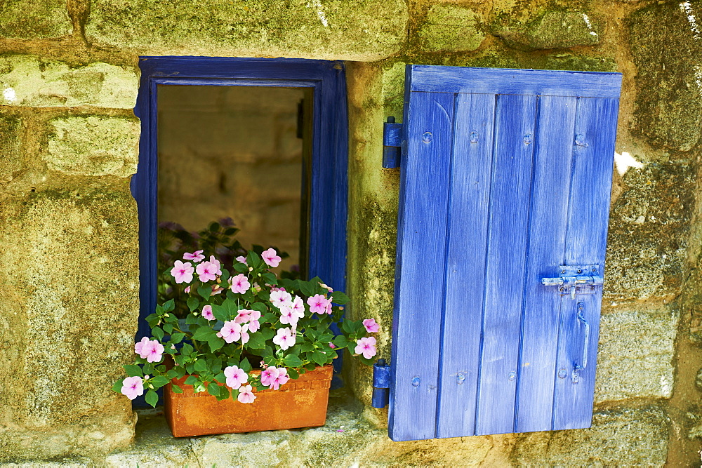 Detail of windowbox and shutters, Saignon village, Vaucluse, Provence, France, Europe