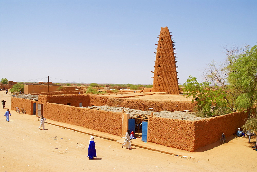 Minaret dating from the 16th century, of the Great Mosque built of mud, Door of the Desert, Agadez, Niger, West Africa, Africa