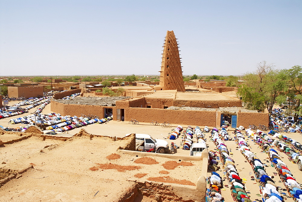 The Great Mosque built of mud, founded in the 16th century, Agadez, Niger, West Africa, Africa