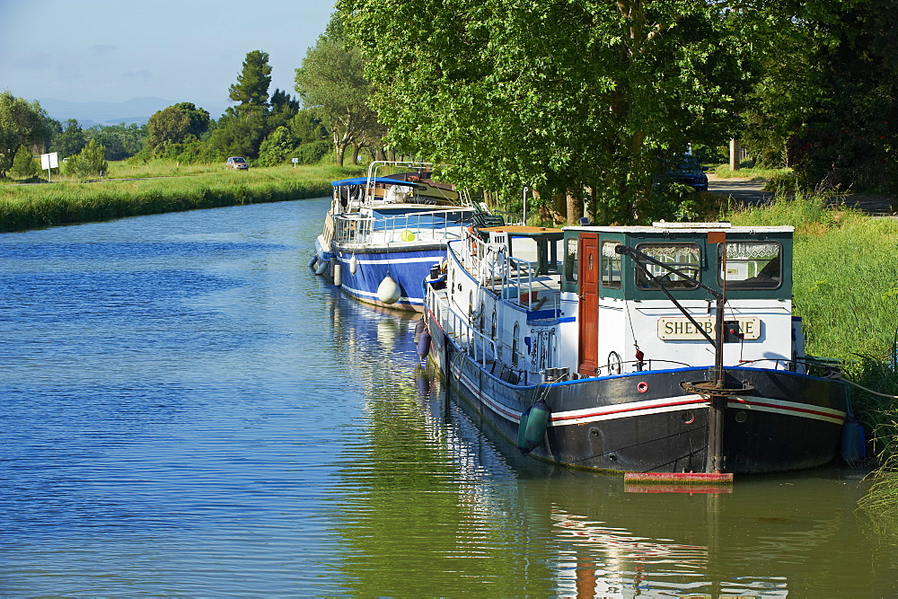 Navigation on the Canal du Midi between Carcassone and Beziers, UNESCO World Heritage Site, Aude, Languedoc Roussillon, France, Europe