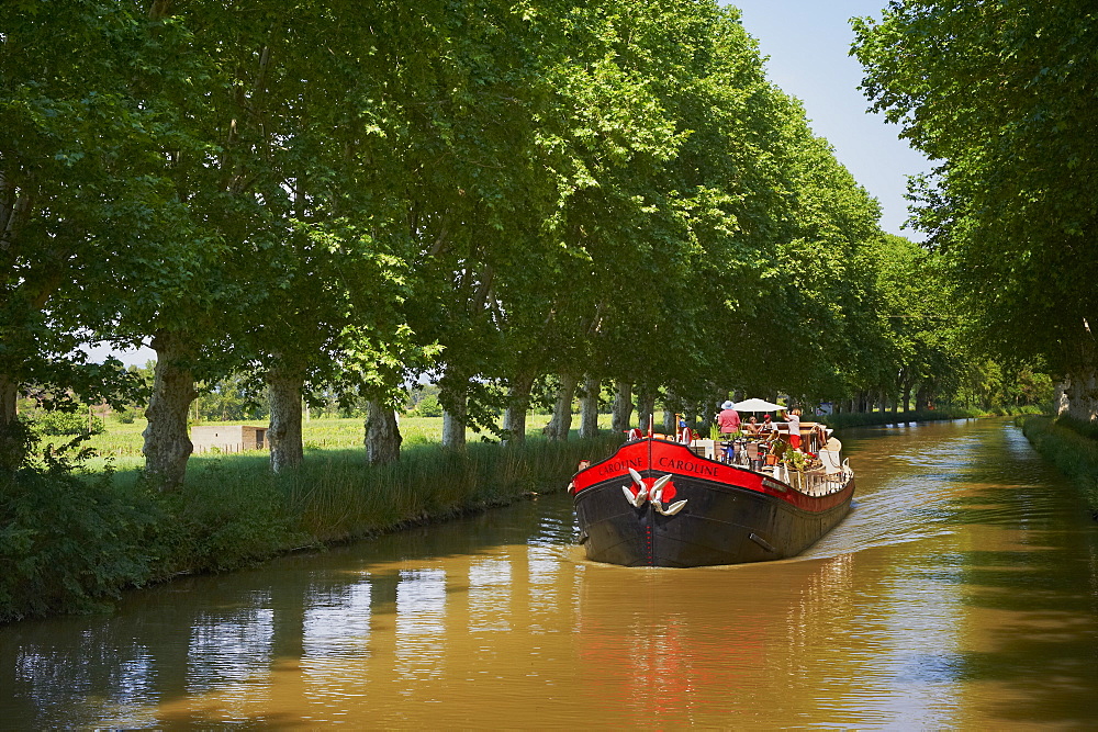 Navigation on the Canal du Midi between Carcassone and Beziers, UNESCO World Heritage Site, Aude, Languedoc Roussillon, France, Europe