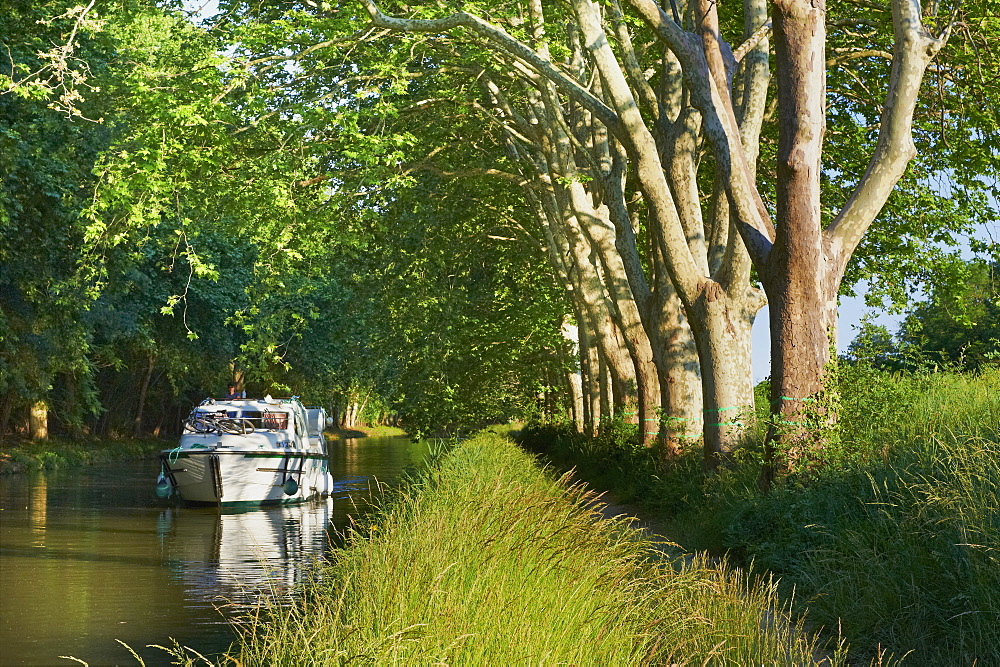 Navigation on the Canal du Midi between Carcassone and Beziers, UNESCO World Heritage Site, Aude, Languedoc Roussillon, France, Europe