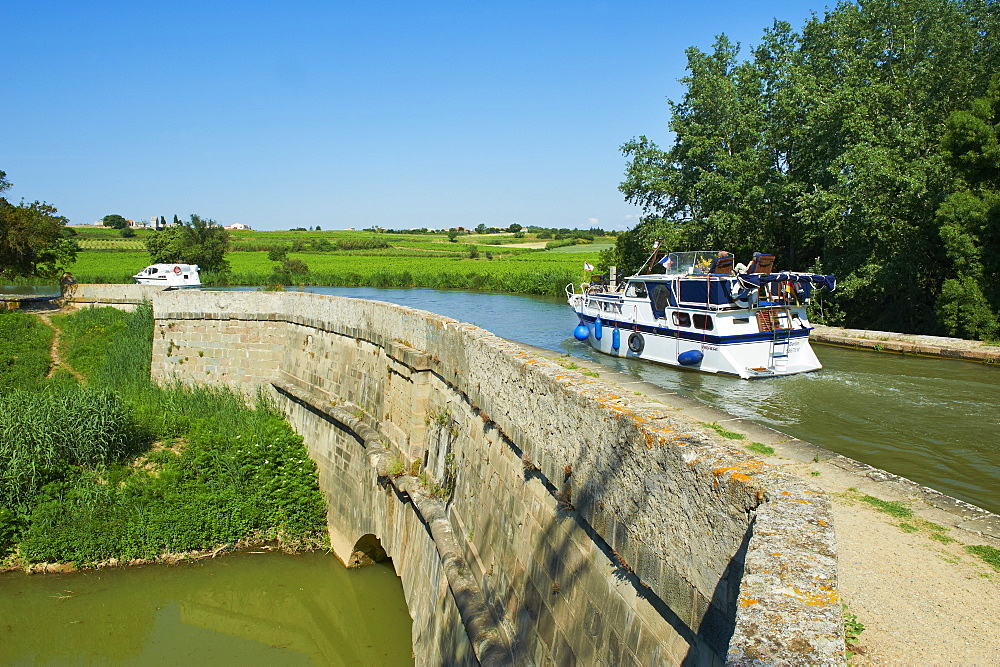 Navigation on the Canal du Midi, between Carcassone and Beziers, the Repudre Aqueduct, the first aqueduct built on the Canal du Midi, Paraza, Aude, Languedoc Roussillon, France, Europe