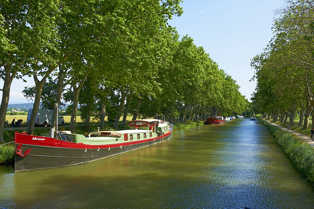 Le Somail village, Navigation on the Canal du Midi, between Carcassone and Beziers, Aude, Languedoc Roussillon, France, Europe