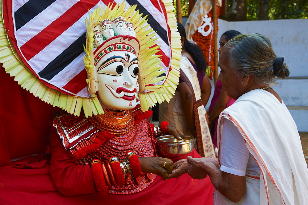 Representation of a Hindu god, Teyyam ceremony, near Kannur, Kerala, India, Asia