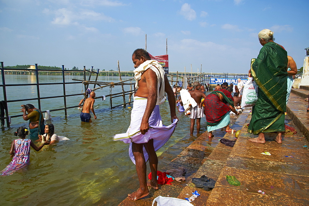 Ritual bathing, Sri Jambukeshwara temple, Tiruchirappalli (Trichy), Tamil Nadu, India, Asia