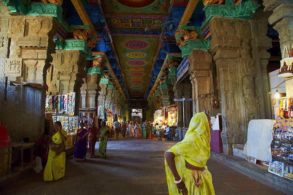 Interior, Sri Meenakshi temple, Madurai, Tamil Nadu, India, Asia