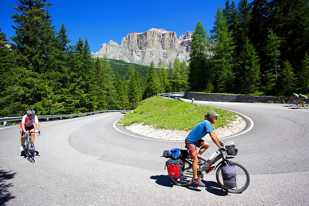 Cyclists, Sella Pass, Trento and Bolzano Provinces, Trentino Alto Adige/South Tyrol, Dolomites, Italy, Europe