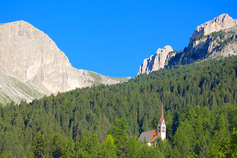 Church overlooked by Ciampedie Mountains, Vigo di Fassa, Fassa Valley, Trento Province, Trentino-Alto Adige/South Tyrol, Italian Dolomites, Italy, Europe