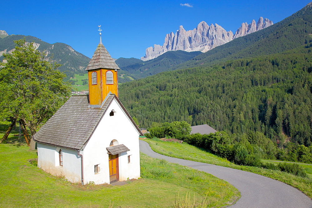 Church, Val di Funes, Bolzano Province, Trentino-Alto Adige/South Tyrol, Italian Dolomites, Italy, Europe