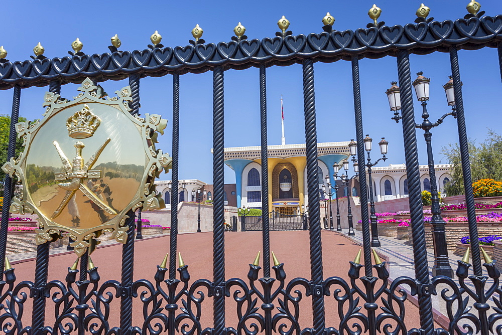 View of Al Alam Palace through main gate, Muscat, Oman, Middle East