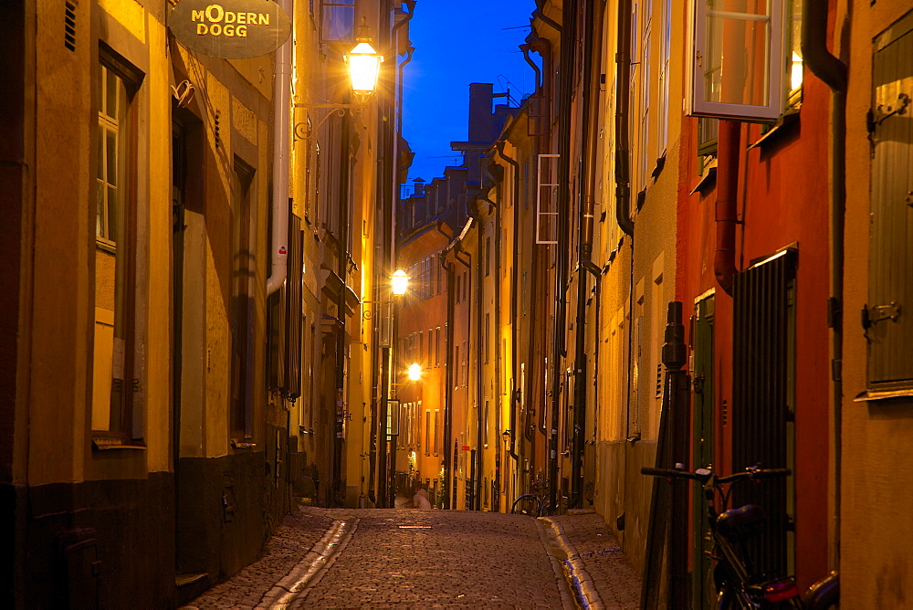 Narrow street at dusk, Gamla Stan, Stockholm, Sweden, Scandinavia, Europe