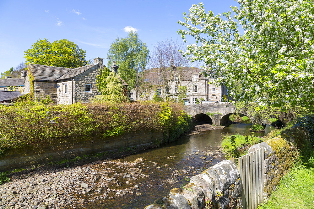 Riverside Cottages in Baslow in springtime, Derbyshire Dales, Derbyshire, England, United Kingdom, Europe