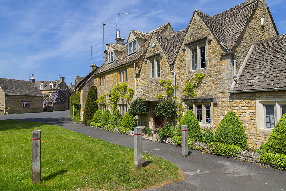 Cottages in Lower Slaughter, Cotswolds, Gloucestershire, England, United Kingdom, Europe