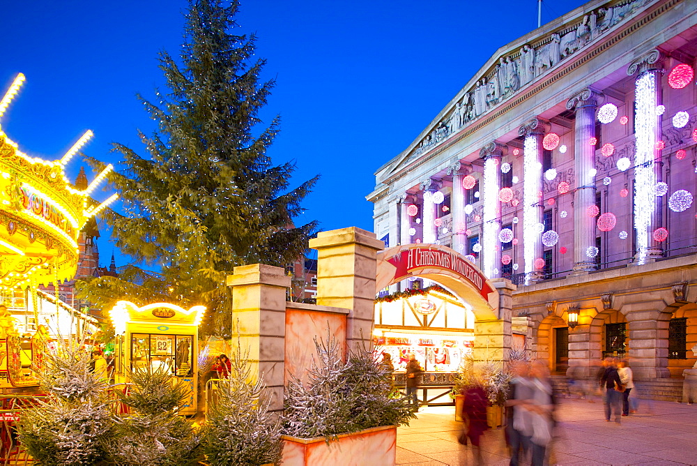 Council House and Christmas Market stalls in the Market Square, Nottingham, Nottinghamshire, England, United Kingdom, Europe