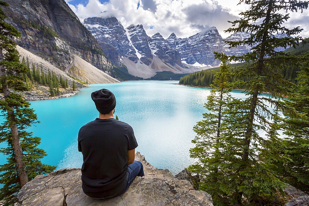 Lone traveller at Moraine Lake and the Valley of the Ten Peaks, Banff National Park, UNESCO World Heritage Site, Canadian Rockies, Alberta, Canada, North America