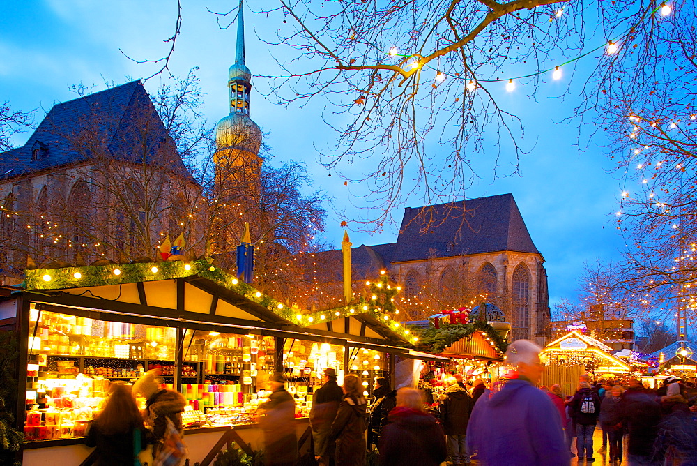 St. Reinoldi Church and Christmas Market at dusk, Dortmund, North Rhine-Westphalia, Germany, Europe