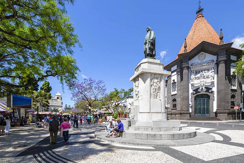 View of statue of Joao Goncalves Zarco and Banco de Portugal, Funchal, Madeira, Portugal, Atlantic, Europe