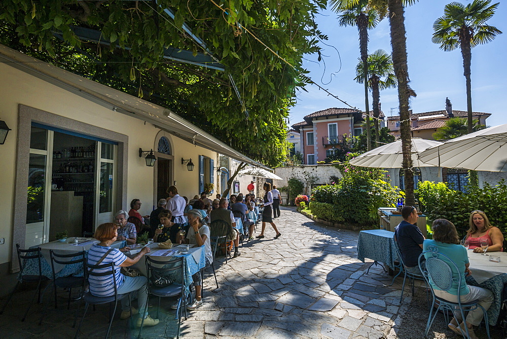 Cafe restaurant on Isola dei Pescatori, Borromean Islands, Lago Maggiore, Piedmont, Italian Lakes, Italy, Europe