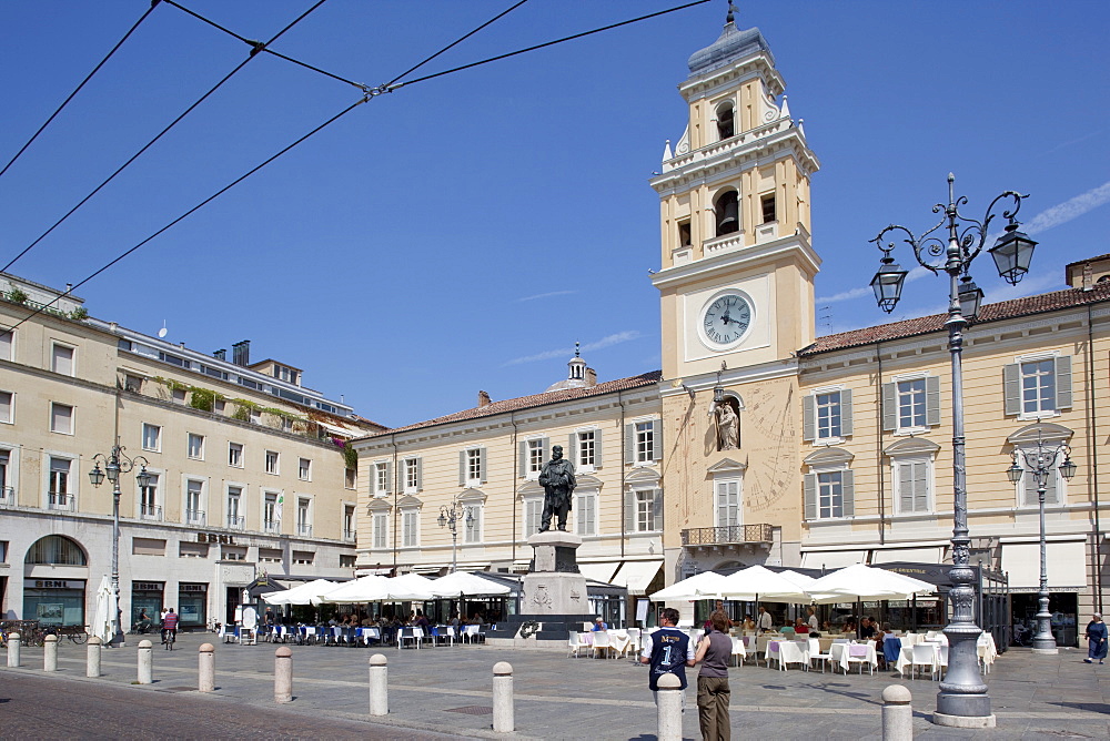 Cafe on the Piazza Garibaldi and Palazzo Del Govenatore, Parma, Emilia Romagna, Italy, Europe