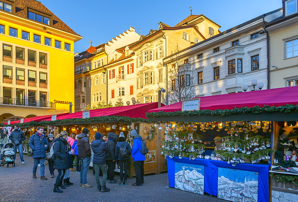 Customers at Christmas market in Piazza Walther, Bolzano, Italy, Europe