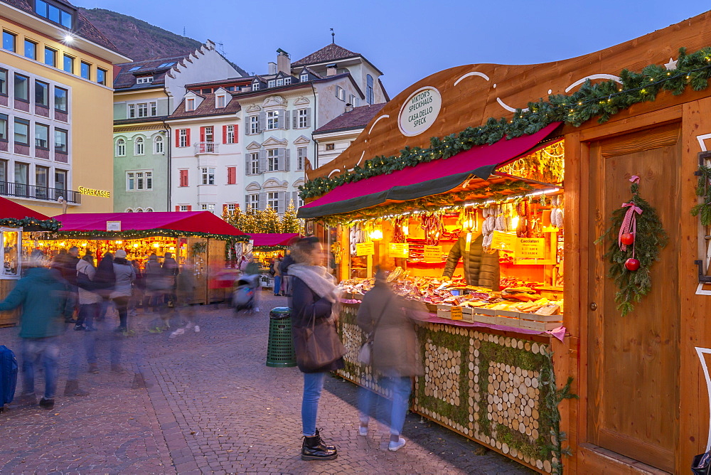 Customers at Christmas market in Piazza Walther, Bolzano, Italy, Europe