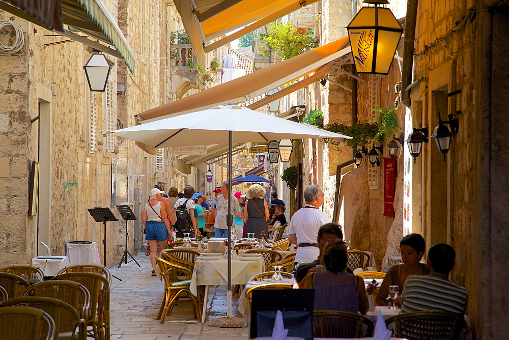 Busy narrow street, Dubrovnik, Dalmatia, Croatia, Europe