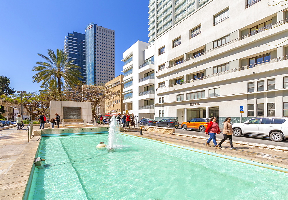 View of Founders Monument and Fountain on Rothschild Boulevard, Tel Aviv, Israel, Middle East