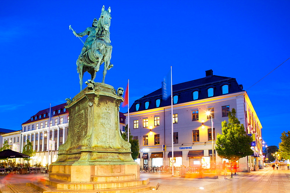 Statue on Ostra Larmgatan at dusk, Gothenburg, Sweden, Scandinavia, Europe