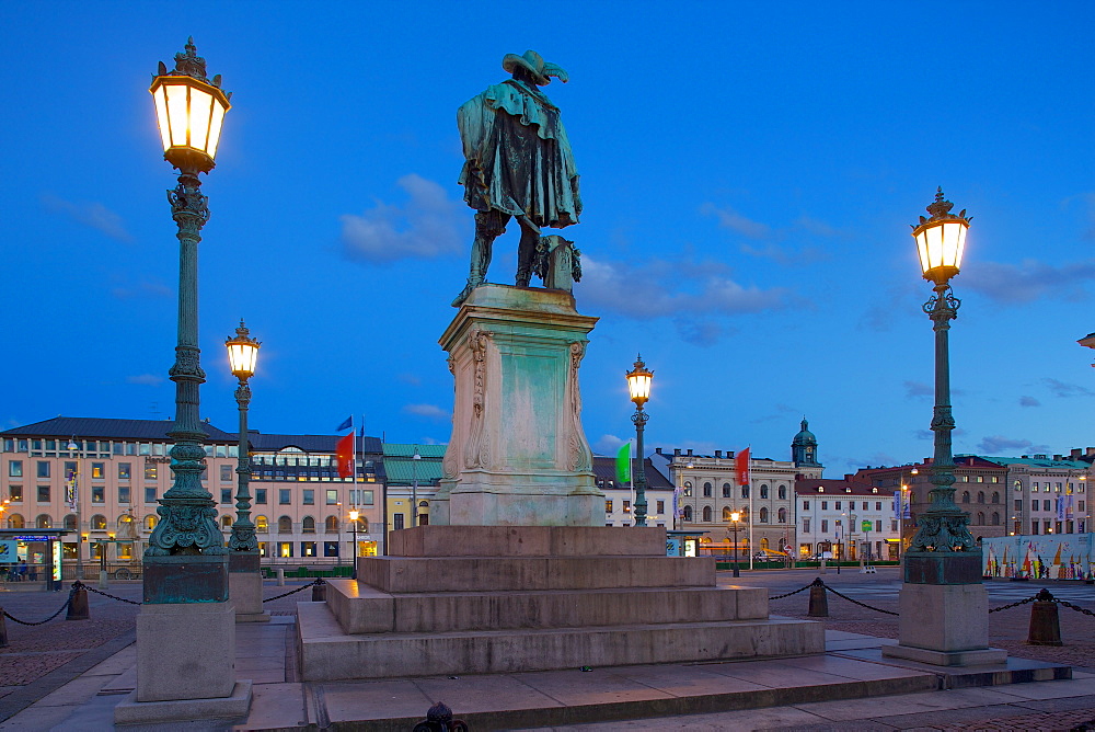 Bronze statue of the town founder Gustav Adolf at dusk, Gustav Adolfs Torg, Gothenburg, Sweden, Scandinavia, Europe